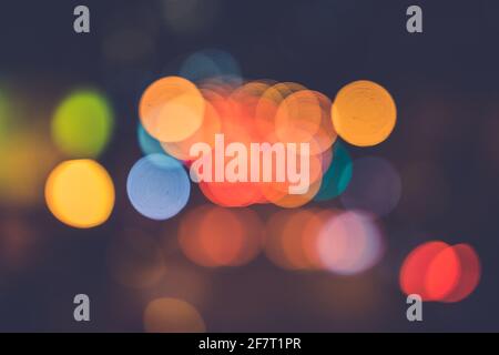 Luci bokeh sfocate e colorate riflesse dai fari e semafori Foto Stock