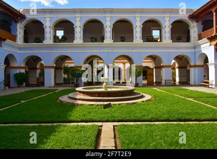 Il giardino di Cooperación Española, un centro culturale ad Antigua, Guatemala Foto Stock