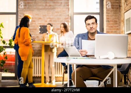 Responsabili di progetto e dipendenti che si occupano di brainstorming sulle idee - Gruppo multietnico dei lavoratori che hanno una riunione di affari in un ufficio di start-up Foto Stock