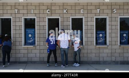 Los Angeles, California, Stati Uniti. 9 Apr 2021. I fan cercano di ottenere i biglietti last minute per la partita di apertura della casa di Dodgers contro i cittadini il venerdì. I Dodgers aprirono lo stadio per la prima volta in 18 mesi con le nuove linee guida COVID-19 per i tifosi. Credit: Young G. Kim/Alamy Live News Foto Stock