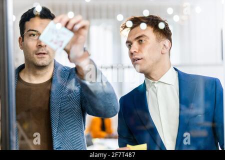 Responsabili di progetto e dipendenti che si occupano di brainstorming sulle idee - Gruppo multietnico dei lavoratori che hanno una riunione di affari in un ufficio di start-up Foto Stock