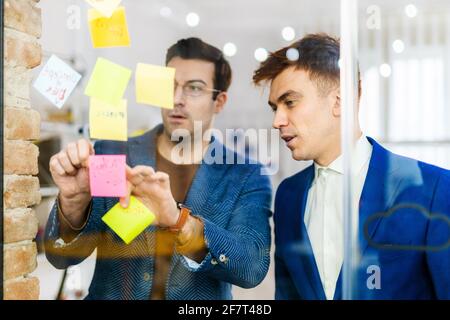 Responsabili di progetto e dipendenti che si occupano di brainstorming sulle idee - Gruppo multietnico dei lavoratori che hanno una riunione di affari in un ufficio di start-up Foto Stock