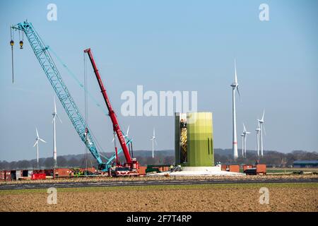 Costruzione di una turbina eolica, colonna d'acciaio, da parte di Enercon, nei pressi di Kerken, distretto di Kleve, sul basso Reno, NRW, Germania; Foto Stock