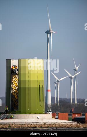 Costruzione di una turbina eolica, colonna d'acciaio, da parte di Enercon, nei pressi di Kerken, distretto di Kleve, sul basso Reno, NRW, Germania; Foto Stock