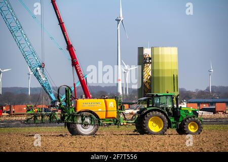 Costruzione di una turbina eolica, pilastro d'acciaio di Enercon, nei pressi di Kerken, distretto di Kleve, sul basso Reno, agricoltore mette in produzione la protezione delle piante Foto Stock