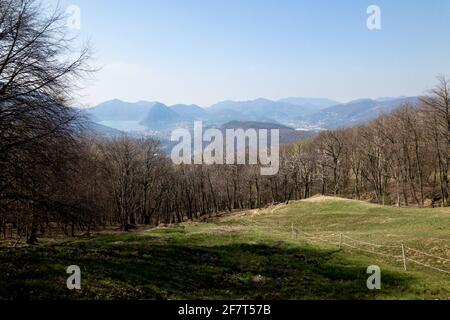 Splendida vista sulla regione di Lugano vista dalla Valle Capriasca in La Svizzera in un primo giorno di primavera Foto Stock