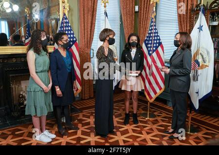 Il Vice Presidente Kamala Harris indossa a Cecilia Rouse come Presidente del Consiglio della Casa Bianca dei consulenti economici Giovedi, 11 marzo 2021, presso il Vice Presidente ufficiale Ceremoniale della sede Eisenhower della Casa Bianca. (Foto ufficiale della Casa Bianca di Lawrence Jackson) Foto Stock