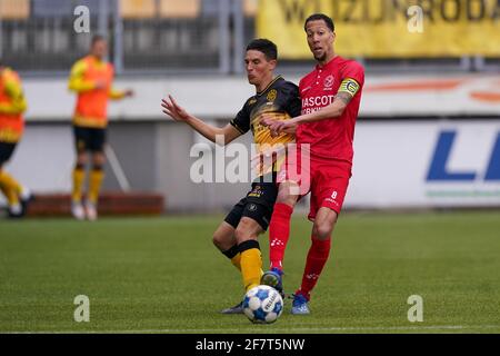 KERKRADE, PAESI BASSI - 9 APRILE: Stefano Marzo di Roda JC e Ryan Koolwijk di Almere City FC durante la partita olandese di Keukenkampioendivisie tra Rod Foto Stock