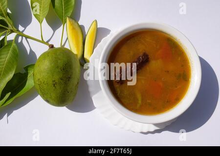 Gustoso ugadi speciale tradizionale telangana o andhra piatto chiamato Kattu charu fatto da mango crudo come rasam dal rosso pomodoro freddo. Ugadi saluti WI Foto Stock