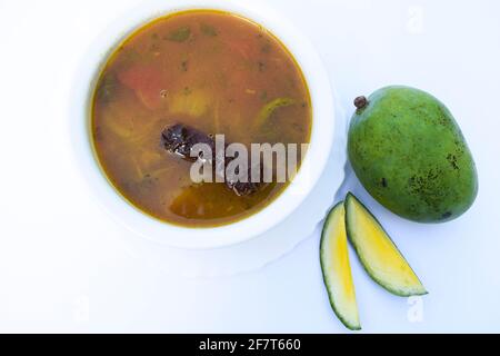 Gustoso ugadi speciale tradizionale telangana o andhra piatto chiamato Kattu charu fatto da mango crudo come rasam dal rosso pomodoro freddo. Ugadi saluti WI Foto Stock