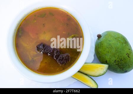 Gustoso ugadi speciale tradizionale telangana o andhra piatto chiamato Kattu charu fatto da mango crudo come rasam dal rosso pomodoro freddo. Ugadi saluti WI Foto Stock