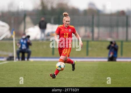 Cardiff, Galles, Regno Unito. 9 Apr 2021. Rachel Rowe del Galles durante l'amichevole incontro internazionale tra donne del Galles e donne del Canada allo stadio Leckwith di Cardiff. Credit: Mark Hawkins/Alamy Live News Foto Stock