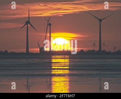 Tramonto a 'Bohrinsel' - Dyksterhusen - Frisia orientale - inferiore Sassonia - guardando verso Emden Foto Stock