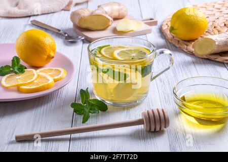 Primo piano di tè verde con limone, zenzero e miele. Cucinare gli ingredienti. Messa a fuoco selettiva. Foto Stock