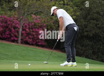 Augusta, Stati Uniti. 09 aprile 2021. Rory McIlroy si mette all'undicesima buca durante il secondo round del 2021 Masters Tournament all'Augusta National Golf Club di Augusta, Georgia, venerdì 9 aprile 2021. Foto di Kevin Dietsch/UPI Credit: UPI/Alamy Live News Foto Stock