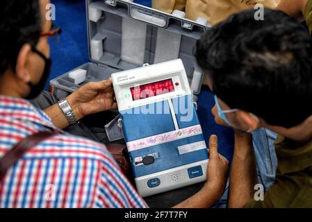 Kolkata, India. 09 aprile 2021. Un EVM (Electronic Voter Machine) è in fase di controllo da parte degli agenti di polling prima dell'elezione dell'Assemblea. L'India ha 8 elezioni di Assemblea in fasi per l'intero mese di aprile 2021, I poliziotti raccolgono e controllano le macchine di voto elettroniche dal centro di distribuzione della commissione elettorale dell'India in cui i polli/scrutini saranno gettati per le elezioni di domani in diversi collegio elettorale a Kolkata. (Foto di Avishek Das/SOPA Images/Sipa USA) Credit: Sipa USA/Alamy Live News Foto Stock