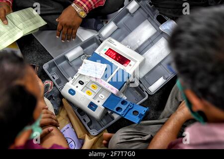 Kolkata, India. 09 aprile 2021. Un EVM (Electronic Voter Machine) è in fase di controllo da parte degli agenti di polling prima dell'elezione dell'Assemblea. L'India ha 8 elezioni di Assemblea in fasi per l'intero mese di aprile 2021, I poliziotti raccolgono e controllano le macchine di voto elettroniche dal centro di distribuzione della commissione elettorale dell'India in cui i polli/scrutini saranno gettati per le elezioni di domani in diversi collegio elettorale a Kolkata. (Foto di Avishek Das/SOPA Images/Sipa USA) Credit: Sipa USA/Alamy Live News Foto Stock