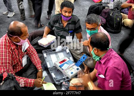 Kolkata, India. 09 aprile 2021. Un EVM (Electronic Voter Machine) è in fase di controllo da parte degli agenti di polling prima dell'elezione dell'Assemblea. L'India ha 8 elezioni di Assemblea in fasi per l'intero mese di aprile 2021, I poliziotti raccolgono e controllano le macchine di voto elettroniche dal centro di distribuzione della commissione elettorale dell'India in cui i polli/scrutini saranno gettati per le elezioni di domani in diversi collegio elettorale a Kolkata. (Foto di Avishek Das/SOPA Images/Sipa USA) Credit: Sipa USA/Alamy Live News Foto Stock