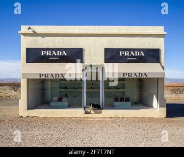 Prada Marfa è un'installazione di arte scultorea permanente degli artisti Elmgreen e Dragset, Valentine, TX Foto Stock