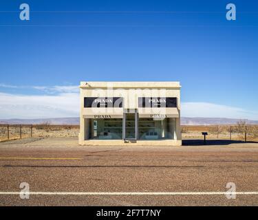 Prada Marfa è un'installazione di arte scultorea permanente degli artisti Elmgreen e Dragset, Valentine, TX Foto Stock