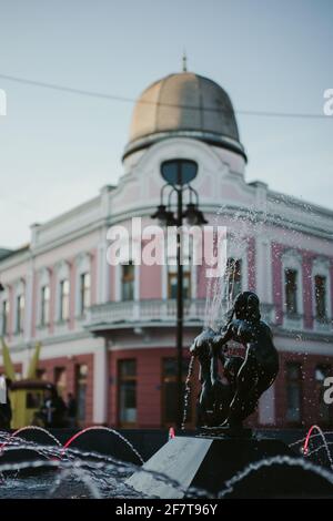 BRCKO, BOSNIA-ERZEGOVINA - Mar 30, 2021: Scatto diurno di 'Fontana della giovinezza' di Sead Ekmecic nel distretto di Brcko, Bosnia-Erzegovina Fontana ml Foto Stock