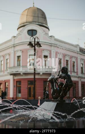 BRCKO, BOSNIA-ERZEGOVINA - Mar 30, 2021: Scatto diurno di 'Fontana della giovinezza' di Sead Ekmecic nel distretto di Brcko, Bosnia-Erzegovina Fontana ml Foto Stock