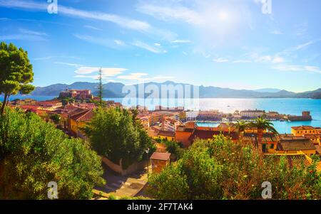Isola d'Elba, Portoferraio vista aerea da fort. Faro e fort. Toscana, Italia, Europa. Foto Stock