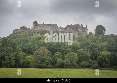 Imponente Castello di Stirling in una giornata nuvolosa. Concetto: Paesaggi tipici scozzesi Foto Stock