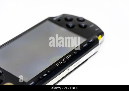 Roma, Italia, 9 aprile 2021: Vista laterale di un Sony PlayStation Portable (PSP). PSP è una console di gioco portatile sviluppata e commercializzata da Sony. Foto Stock
