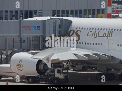 Düsseldorf, Germania - 01 luglio 2015: Airbus A380-800 della Emirates Airline all'aeroporto di Düsseldorf che attracca al ponte di imbarco dei passeggeri Foto Stock