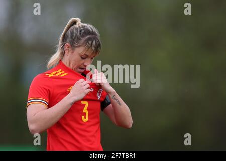 Cardiff, Regno Unito. 09 aprile 2021. Gemma Evans del Galles donne guarda sopra. Donne del Galles contro donne del Canada, incontro internazionale di calcio amichevole al Leckwith Stadium di Cardiff Venerdì 9 aprile 2021. Solo per uso editoriale, foto di Andrew Orchard/Andrew Orchard sports photography/Alamy Live news Credit: Andrew Orchard sports photography/Alamy Live News Foto Stock