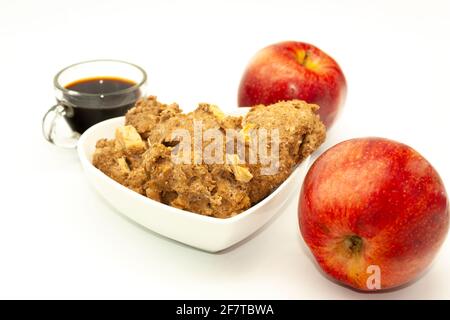 All'interno di una ciotola a forma di cuore coppia di biscotti di farinata d'avena di mele Con piazze di mele e caffè energizzante ai giorni Messico Foto Stock