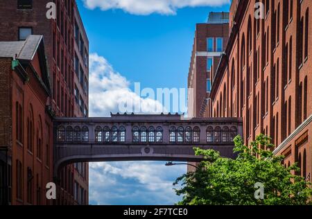 New York City, USA, maggio 2019, vista del ponte sopraelevato West 15th Street tra due edifici sopra uno di Downtown Manhattan Street Foto Stock
