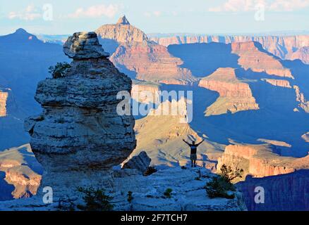 Il giovane celebra la vita nella parete sud del Grand Canyon tra le strutture rocciose del canyon. Foto Stock