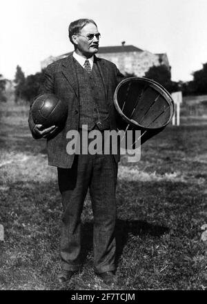 1930 ca , USA : il dottor americano JAMES A. NAISMITH ( 1861 - 1939 ), nato-canadese, inventore dello sport DI PALLACANESTRO. Ha scritto il libro originale di regole di pallacanestro e ha fondato il programma dei basketballs dell'università del Kansas. Fotografo sconosciuto . - BASKET - JIM THE DOC - SPORT - PALLACANESTRO - invenzione - DISCIPLINA SPORTIVA - Dottore - STORIA - FOTO STORICHE - RITRATTO - ritratto - prato - prato - prato - palla - palle - cravatta - cravatta - occhiale da vista - lente ---- Archivio GBB Foto Stock