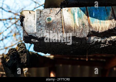 Parte di legno bruciato del tetto . Barre bruciate dopo il fuoco Foto Stock