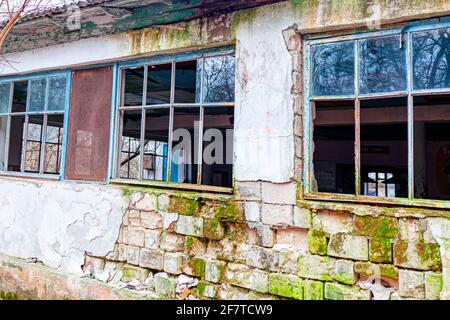 Mensa distrutta in Unione Sovietica . Edificio con finestre e pareti rotte Foto Stock