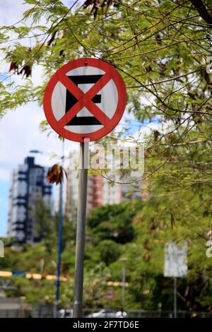 salvador, bahia, brasile - 30 dicembre 2020: Il segnale stradale indica che è vietato parcheggiare sulla strada nella città di Salvador. *** Local Caption ** Foto Stock