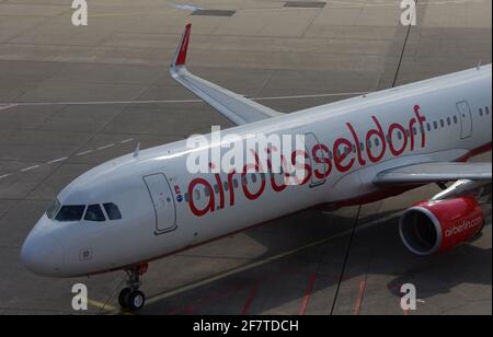 Düsseldorf, Germania - 10 aprile 2016: Airbus A321-200 di Air Berlin (livrea di airdüsseldorf) all'aeroporto di Düsseldorf prima dell'attracco al ponte di imbarco Foto Stock
