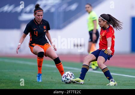 MARBELLA, SPAGNA - 9 APRILE: Merel van Dongen dei Paesi Bassi e Marta Cardona di Spagna durante il Women's International friendly match tra Spagna An Foto Stock