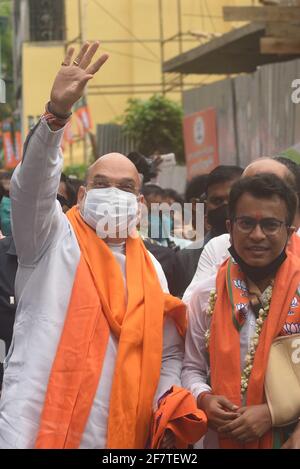 Kolkata, India. 09 aprile 2021. KOLKATA, INDIA - 9 APRILE: Il ministro dell'interno dell'Unione e il leader del Bharatiya Janata Party (BJP) Amit Shah e il candidato Rudranil Ghosh (R) salutano le persone durante una campagna porta a porta per le elezioni dell'Assemblea nello stato, a Bhowanipore il 9 aprile 2021 a Kolkata, India. (Foto di Samir Jana/Hindustan Times/Sipa USA) Credit: Sipa USA/Alamy Live News Foto Stock