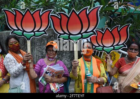 Kolkata, India. 09 aprile 2021. KOLKATA, INDIA - 9 APRILE: Bharatiya Janata Party (BJP) tifosi con i tagli di loto in attesa di Union Home Minister e leader del BJP Amit Shah mentre si batte per l'elezione dell'Assemblea del Bengala Occidentale a Banipore il 9 aprile 2021 a Kolhowkata, India. (Foto di Samir Jana/Hindustan Times/Sipa USA) Credit: Sipa USA/Alamy Live News Foto Stock