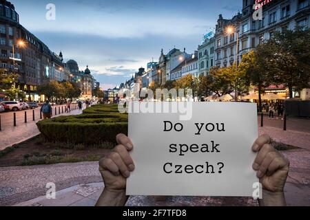 Un uomo con un cartello con la Piazza Venceslao di Praga lo sfondo Foto Stock