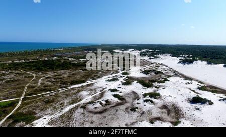 mata de sao joao, bahia / brasile - octuber 2, 2020: Veduta aerea delle dune nel distretto di Santo Antonio nel comune di Mata de Sao Joao. Foto Stock