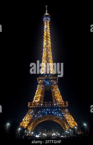 La torre Eiffel di notte. Parigi, Francia Foto Stock