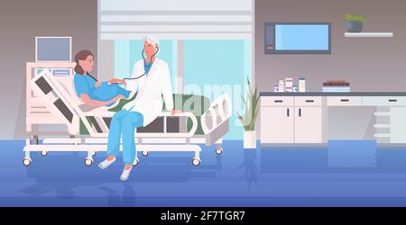 medico in uniforme usando stetoscopio che esamina la donna incinta sdraiata letto di ospedale prima del parto ginecologia consultazione gravidanza concetto completo Illustrazione Vettoriale