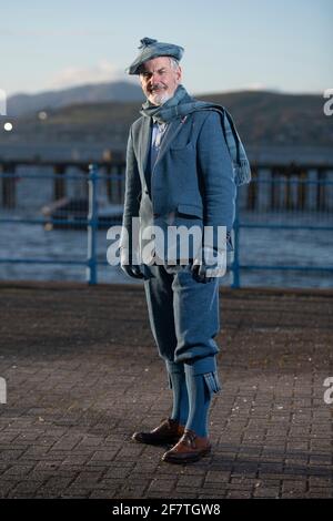 Greenock, Scozia, Regno Unito. 9 aprile 2021. NELLA FOTO: John Burleigh - candidato indipendente per Greenock e Inverclyde. Informazioni da John Burleigh: 'È stato il migliore dei tempi, è stato il peggiore dei tempi,… Era l'età della saggezza, era l'età della stoltezza, era la stagione della luce, era la stagione delle tenebre, era la primavera della speranza, era l'inverno della disperazione, … Dickens: Racconto di due Città prego per saggezza e una stagione di luce e speranza per dissipare le tenebre e la disperazione che ritrae Inverclyde come la zona peggiore del Regno Unito … Basta! Basta! Cosa può fare l'uomo o' Independent Mind Foto Stock