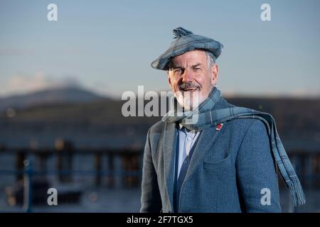 Greenock, Scozia, Regno Unito. 9 aprile 2021. NELLA FOTO: John Burleigh - candidato indipendente per Greenock e Inverclyde. Informazioni da John Burleigh: 'È stato il migliore dei tempi, è stato il peggiore dei tempi,… Era l'età della saggezza, era l'età della stoltezza, era la stagione della luce, era la stagione delle tenebre, era la primavera della speranza, era l'inverno della disperazione, … Dickens: Racconto di due Città prego per saggezza e una stagione di luce e speranza per dissipare le tenebre e la disperazione che ritrae Inverclyde come la zona peggiore del Regno Unito … Basta! Basta! Cosa può fare l'uomo o' Independent Mind Foto Stock