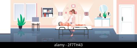 la donna che riceve la massaggiatrice del contorno del corpo fa le procedure anti cellulite di rilassamento cura della pelle concetto di massaggio terapia moderna salone termale interno Illustrazione Vettoriale