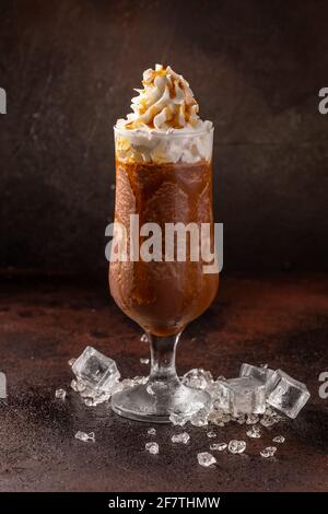 Delizioso caffè freddo e rinfrescante in bicchiere da cocktail Foto Stock